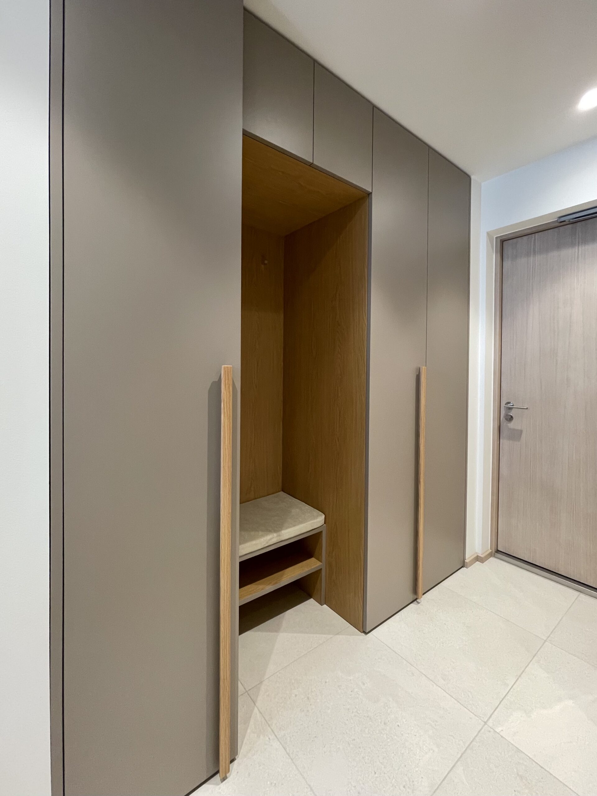 Käänd- ja hõlmikuksega kapp, materjal-stone grey  ja tamme melamiin, käepide- Tamm1200