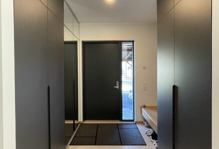 Grafiithallid käänduksed esikus