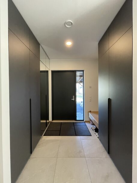 Grafiithallid käänduksed esikus