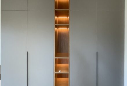 Käänduksed, grafiithall melamiin, avatud osa- naturaalne tammespoon+LED valgus, käepidemed Kumer 1200 must