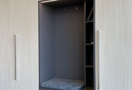 Käändustega kapp ja avatud osa, tumehall ja valge saare melamiin