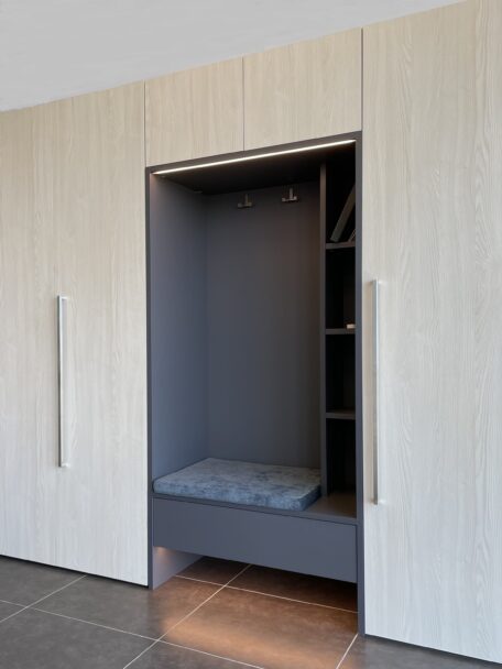 Käändustega kapp ja avatud osa, tumehall ja valge saare melamiin