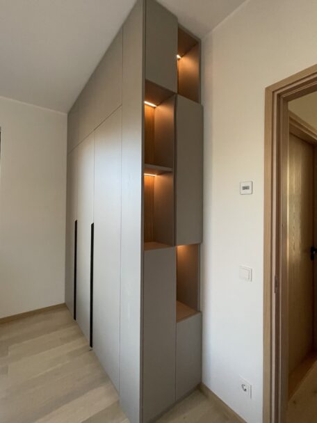 Käändustega kapp, garfiithall melamiin, avatud otsariiulsüsteem