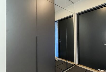 Käändustega kapp, vasak pool- grafiithall melamiin  ja parem pool-pealekleebitud kirgas peegel